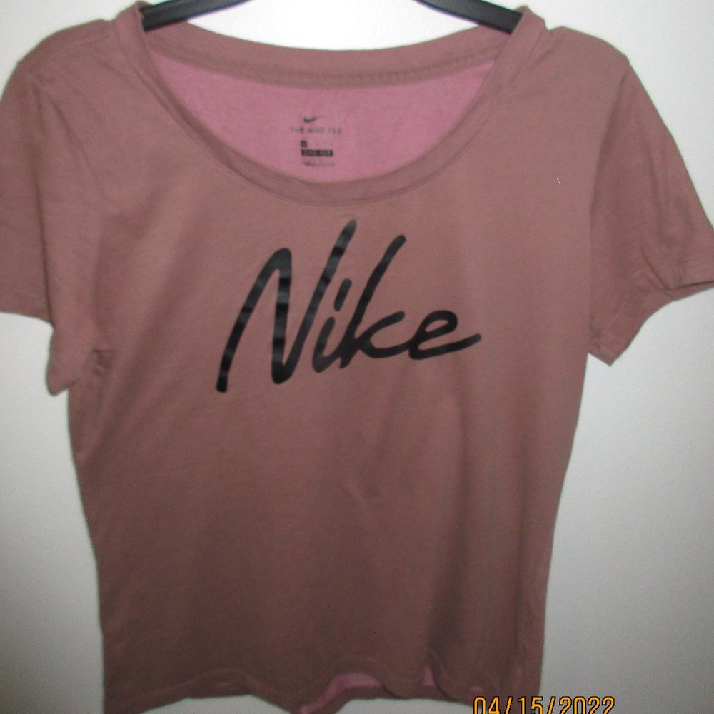 The Nike Tee Dri-Fit pink